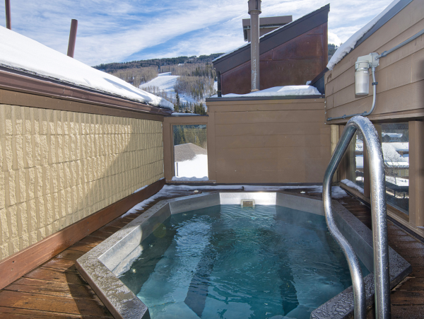 Luxury 2 Bedroom Sleeps 8 - 75 Yards to Gondola- Hot tub
